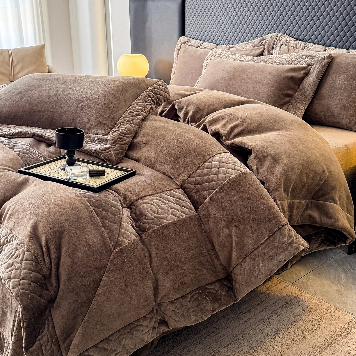 91家纺网 家纺一手货源 找家纺 保罗圣迪奥 2025新款250克全消光三拼角双C四件套-沐凡系列一 深咖色