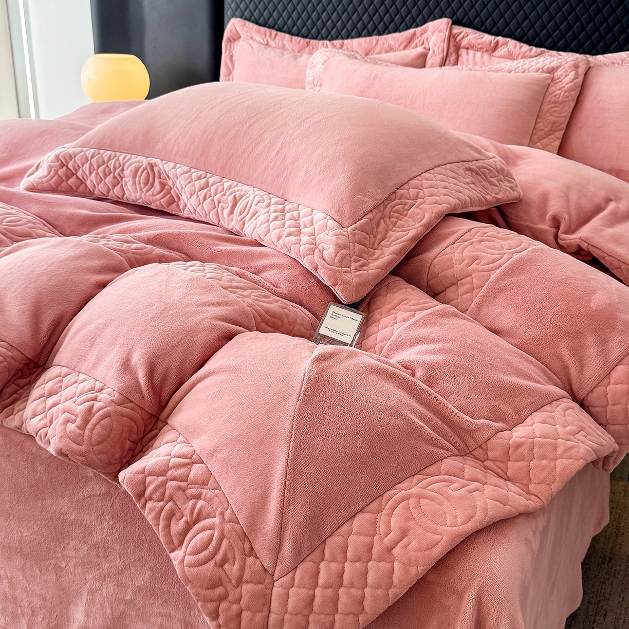 91家纺网 家纺一手货源 找家纺 保罗圣迪奥 2025新款250克全消光三拼角双C四件套-沐凡系列一 粉色