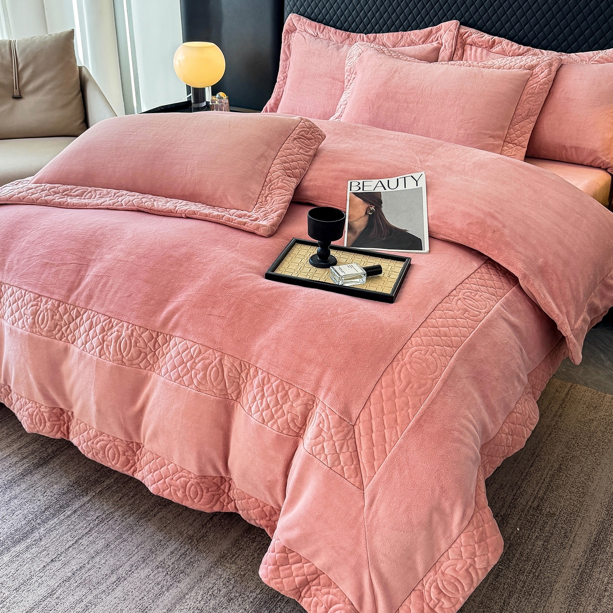 91家纺网 家纺一手货源 找家纺 保罗圣迪奥 2025新款250克全消光三拼角双C四件套-沐凡系列一 粉色