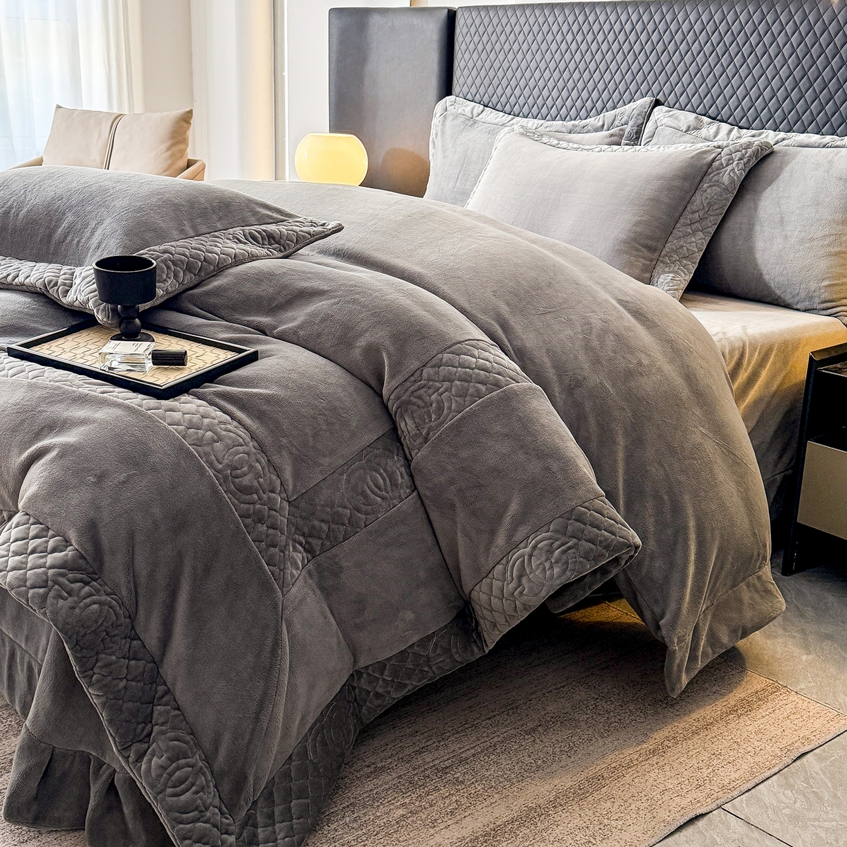 91家纺网 家纺一手货源 找家纺 保罗圣迪奥 2025新款250克全消光三拼角双C四件套-沐凡系列一 深灰色