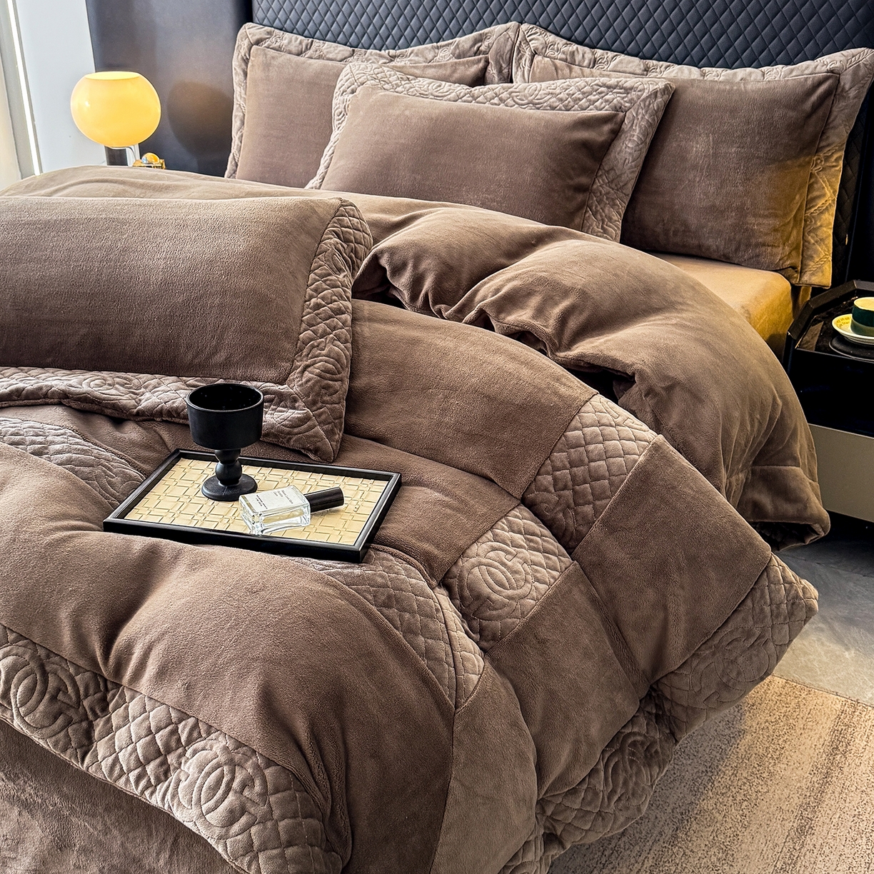 91家纺网 家纺一手货源 找家纺 保罗圣迪奥 2025新款250克全消光三拼角双C四件套-沐凡系列一 深咖色