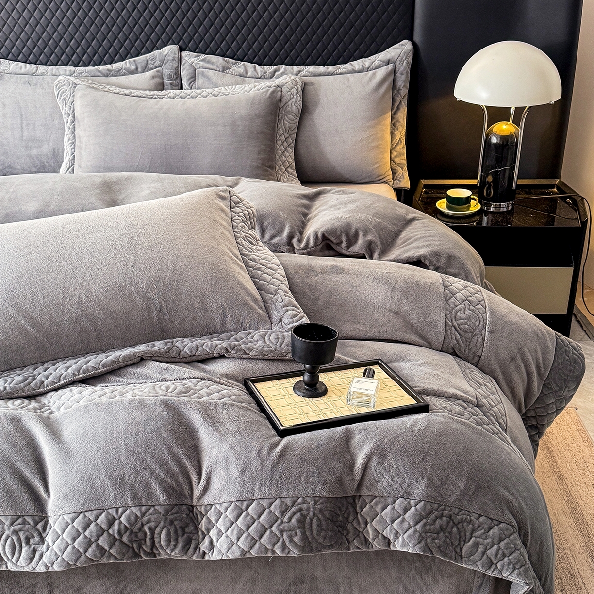 91家纺网 家纺一手货源 找家纺 保罗圣迪奥 2025新款250克全消光三拼角双C四件套-沐凡系列一 深灰色