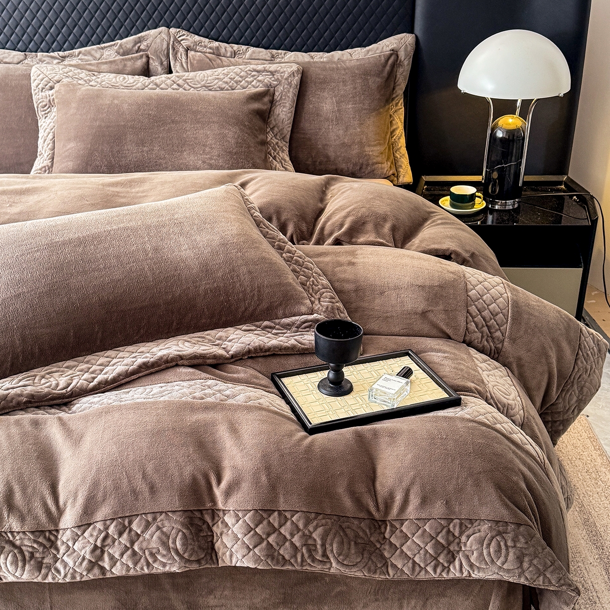 91家纺网 家纺一手货源 找家纺 保罗圣迪奥 2025新款250克全消光三拼角双C四件套-沐凡系列一 深咖色