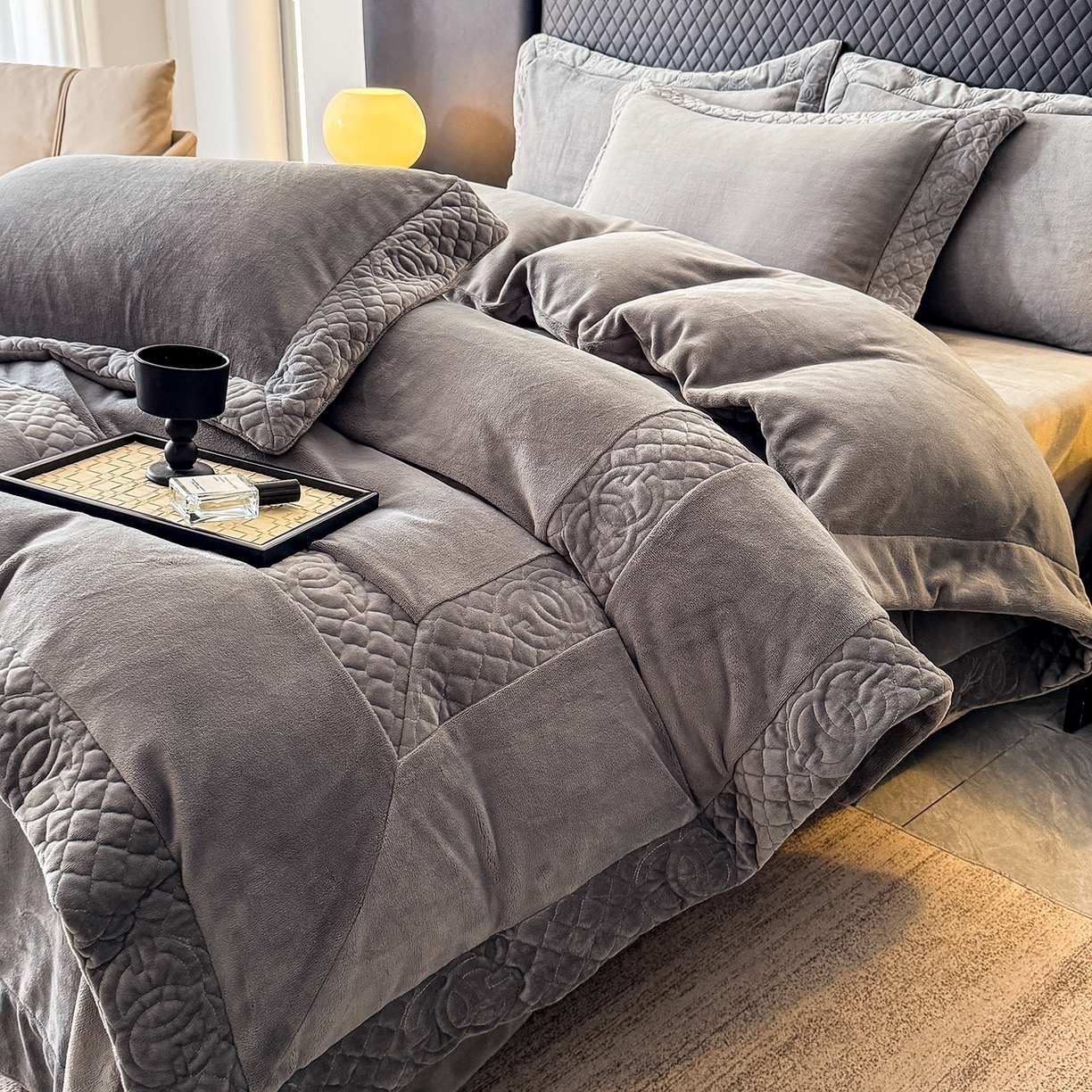 91家纺网 家纺一手货源 找家纺 保罗圣迪奥 2025新款250克全消光三拼角双C四件套-沐凡系列一 深灰色