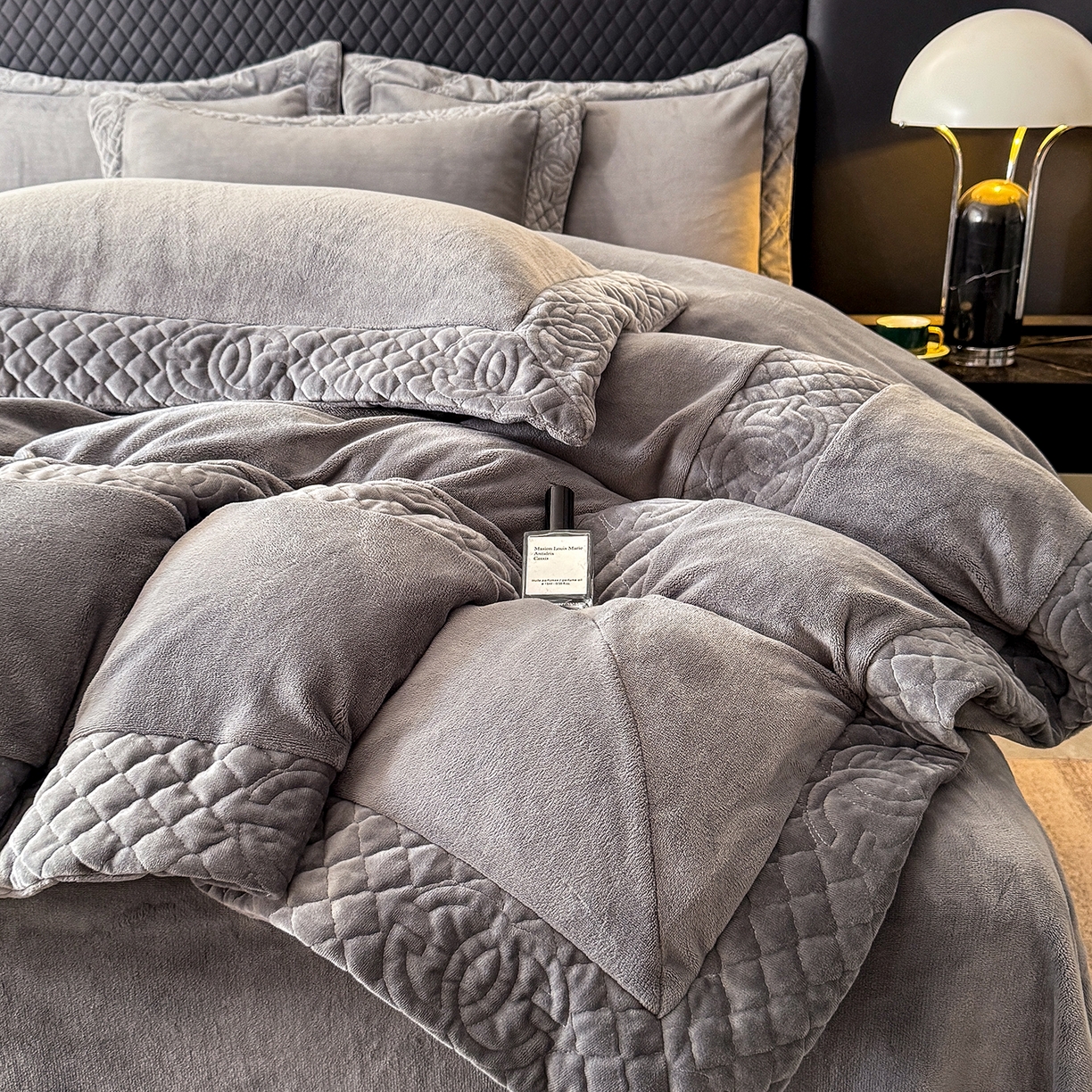 91家纺网 家纺一手货源 找家纺 保罗圣迪奥 2025新款250克全消光三拼角双C四件套-沐凡系列一 深灰色