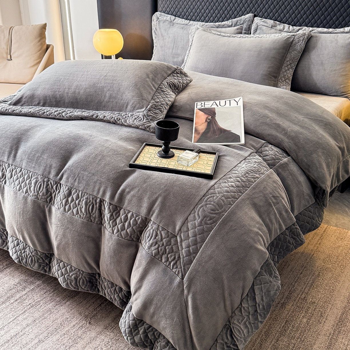 91家纺网 家纺一手货源 找家纺 保罗圣迪奥 2025新款250克全消光三拼角双C四件套-沐凡系列一 深灰色