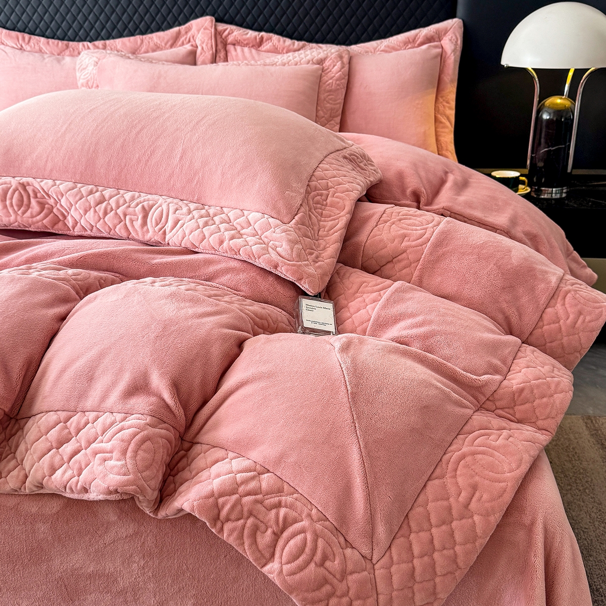 91家纺网 家纺一手货源 找家纺 保罗圣迪奥 2025新款250克全消光三拼角双C四件套-沐凡系列一 粉色