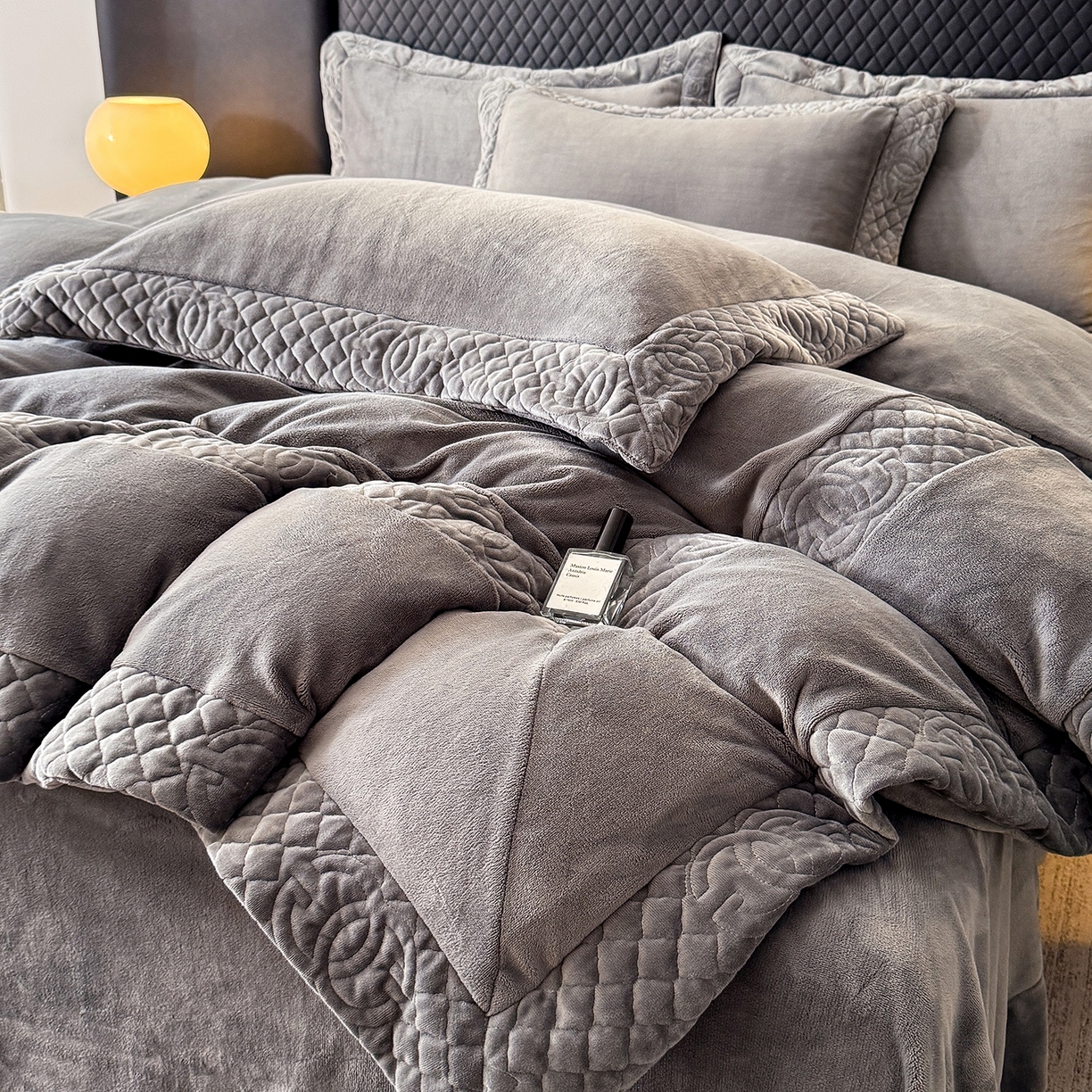 91家纺网 家纺一手货源 找家纺 保罗圣迪奥 2025新款250克全消光三拼角双C四件套-沐凡系列一 深灰色