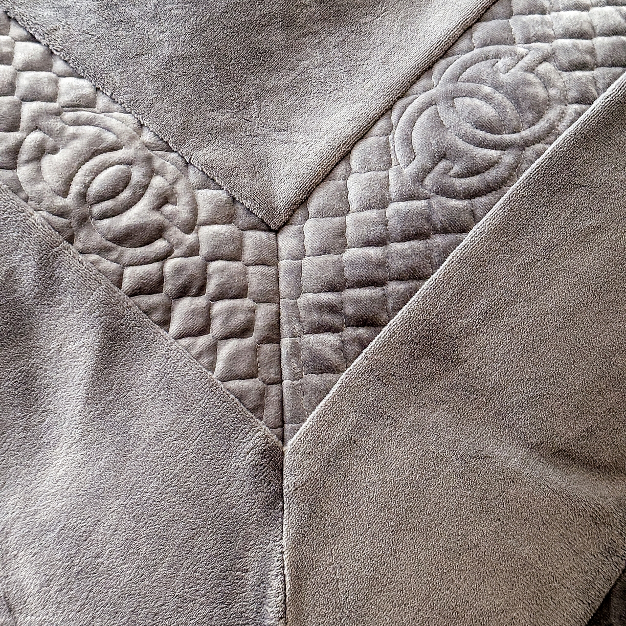 91家纺网 家纺一手货源 找家纺 保罗圣迪奥 2025新款250克全消光三拼角双C四件套-沐凡系列一 深灰色