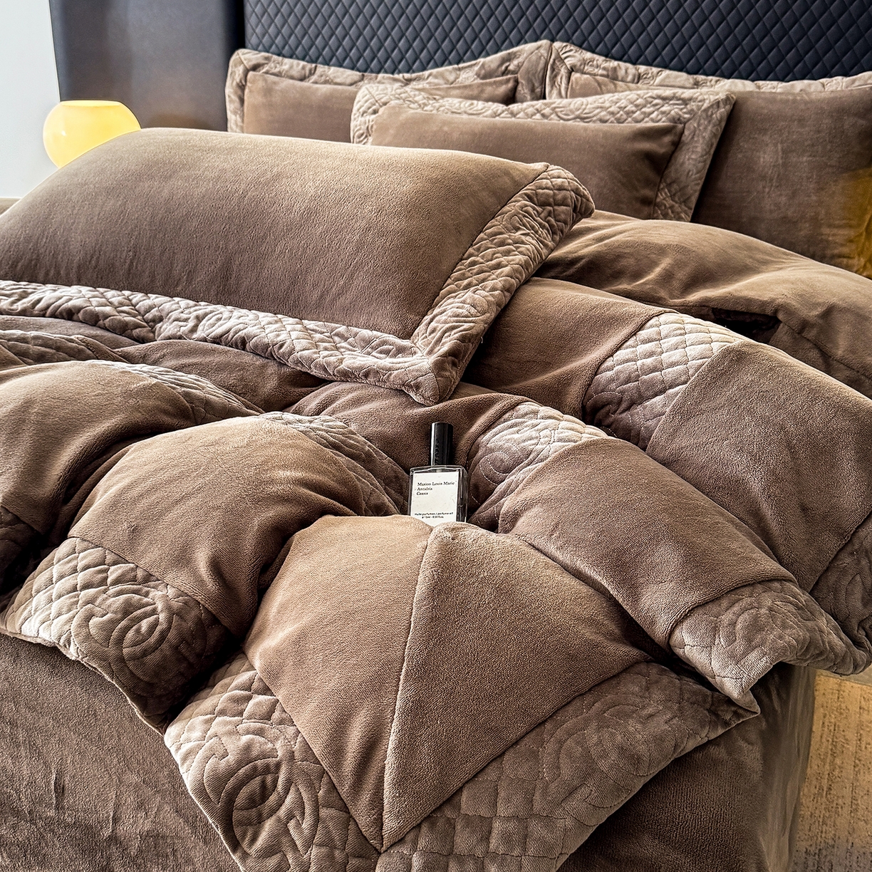 91家纺网 家纺一手货源 找家纺 保罗圣迪奥 2025新款250克全消光三拼角双C四件套-沐凡系列一 深咖色