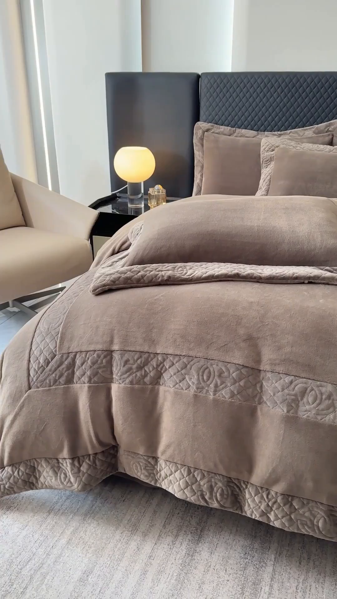 91家纺网 家纺一手货源 找家纺 保罗圣迪奥 2025新款250克全消光三拼角双C四件套-沐凡系列一 深咖色