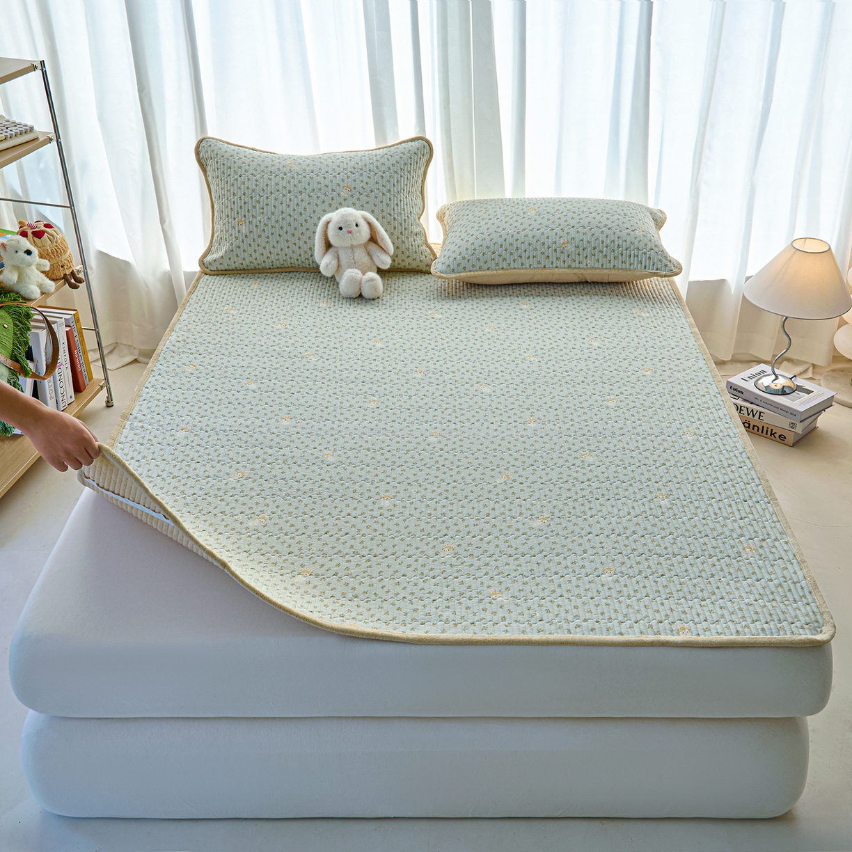 91家纺网 家纺一手货源 找家纺 小叮当家纺仓储工厂店 2025新款棉加绒床垫一面全棉一面牛奶绒床褥垫软床垫床盖四季通用 春游兔兔（A棉B绒）