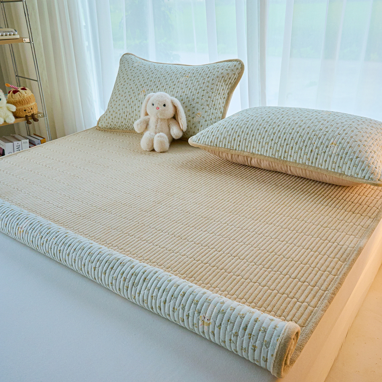 91家纺网 家纺一手货源 找家纺 小叮当家纺仓储工厂店 2025新款棉加绒床垫一面全棉一面牛奶绒床褥垫软床垫床盖四季通用 春游兔兔（A棉B绒）