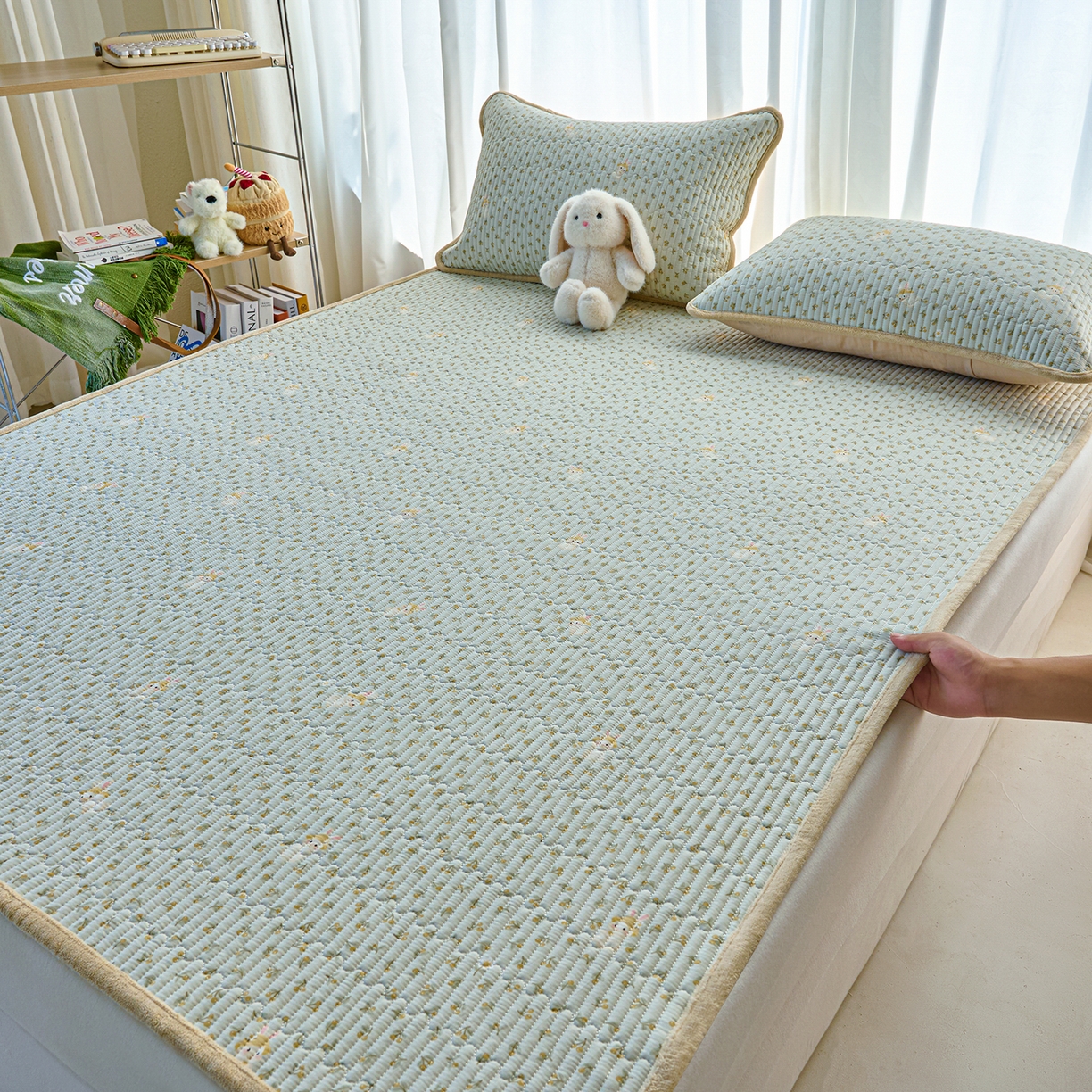 91家纺网 家纺一手货源 找家纺 小叮当家纺仓储工厂店 2025新款棉加绒床垫一面全棉一面牛奶绒床褥垫软床垫床盖四季通用 春游兔兔（A棉B绒）