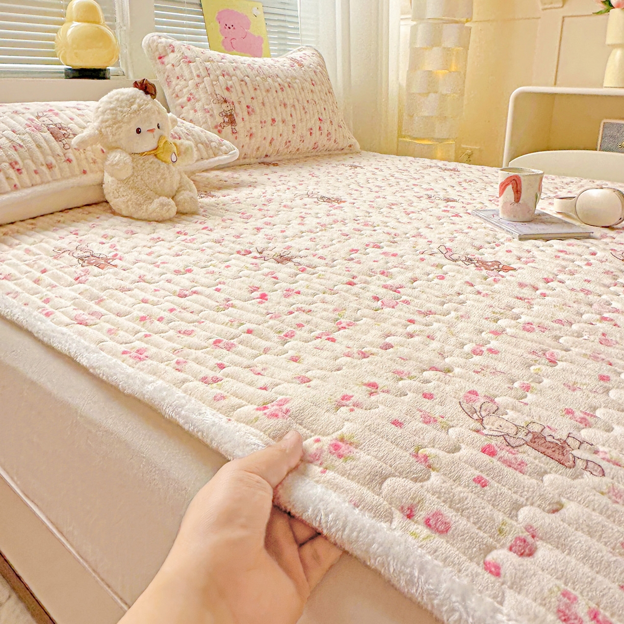 91家纺网 家纺一手货源 找家纺 水木坊 2025新款牛奶绒床垫保护垫床褥床垫子 萌宠小兔