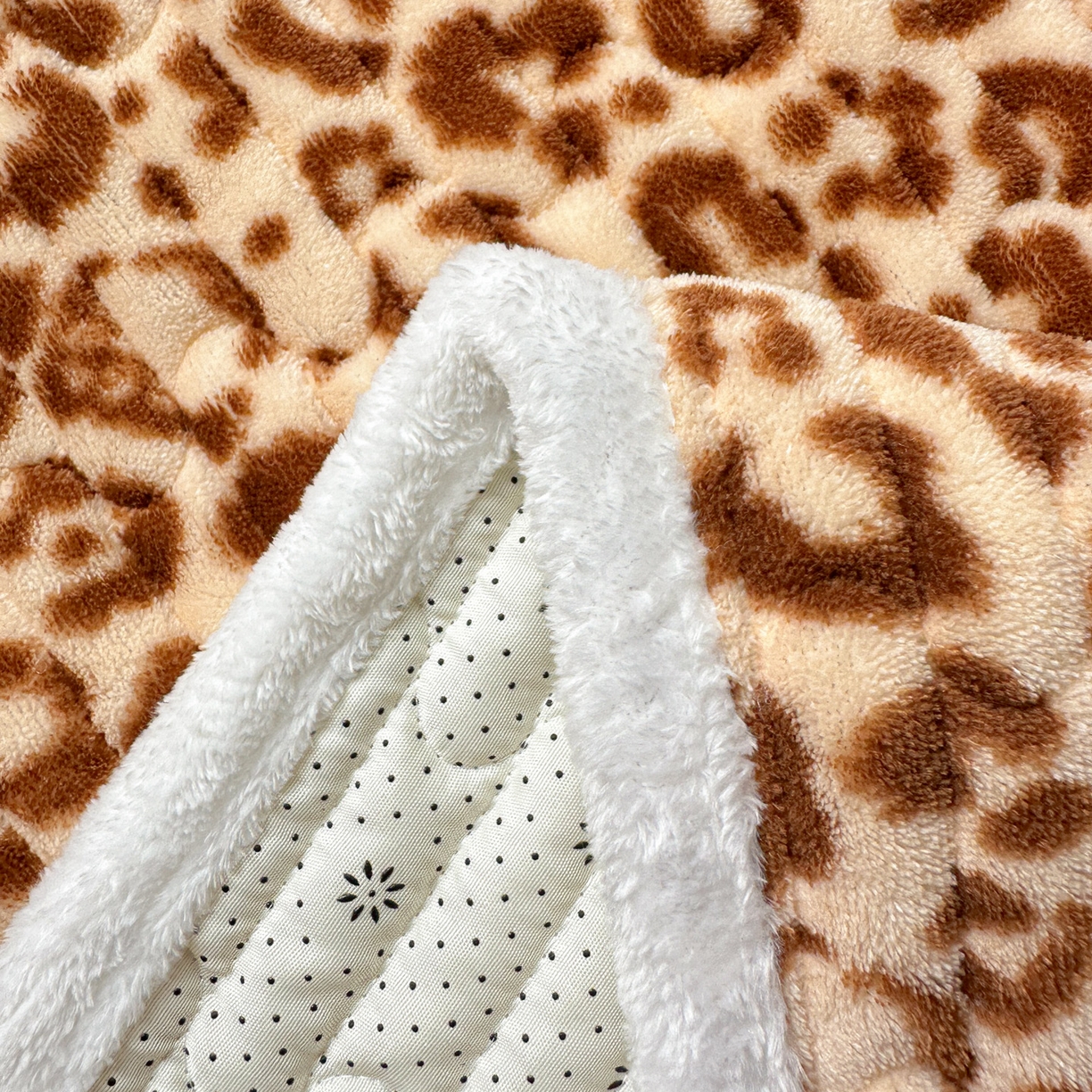 91家纺网 家纺一手货源 找家纺 水木坊 2025新款牛奶绒床垫保护垫床褥床垫子 性感豹纹