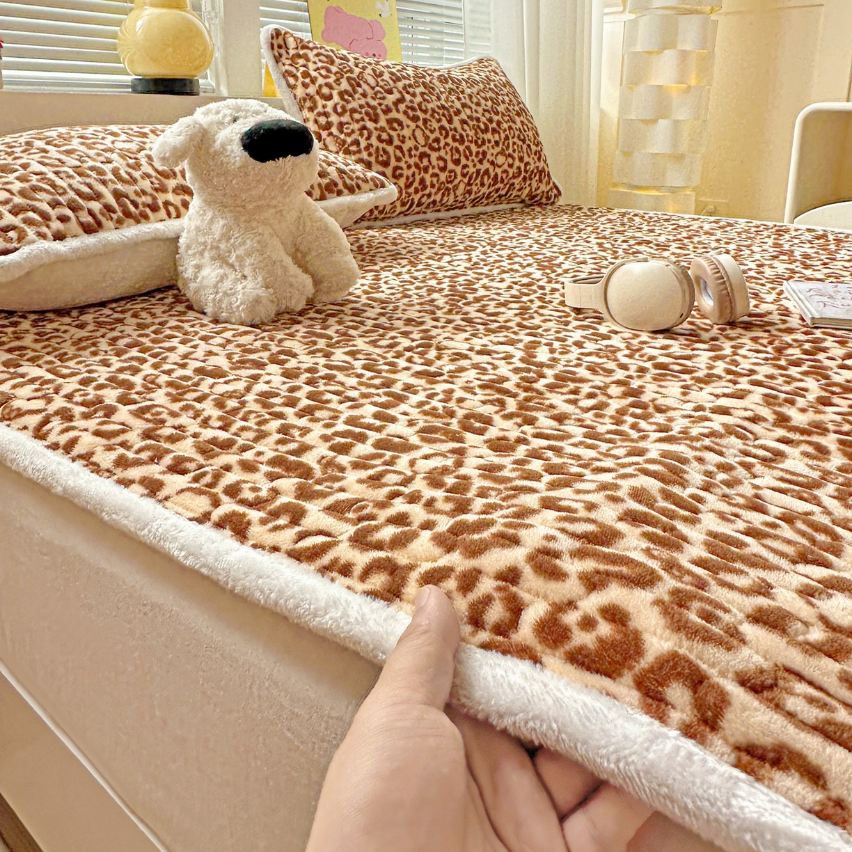 91家纺网 家纺一手货源 找家纺 水木坊 2025新款牛奶绒床垫保护垫床褥床垫子 性感豹纹