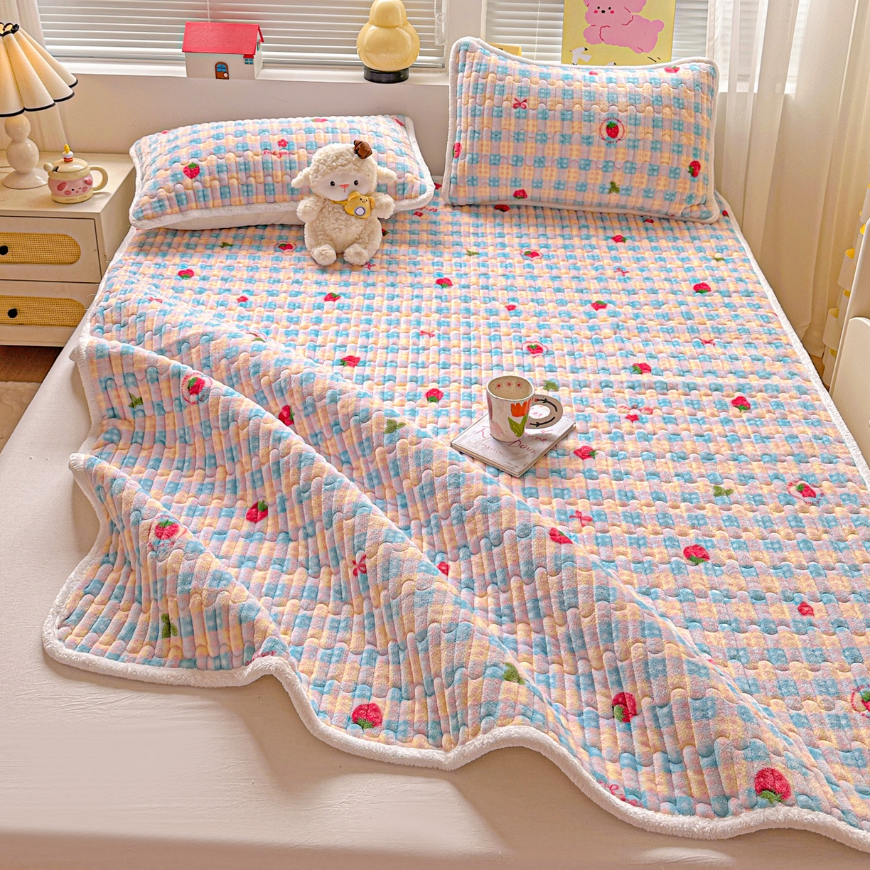 91家纺网 家纺一手货源 找家纺 水木坊 2025新款牛奶绒床垫保护垫床褥床垫子 草莓派