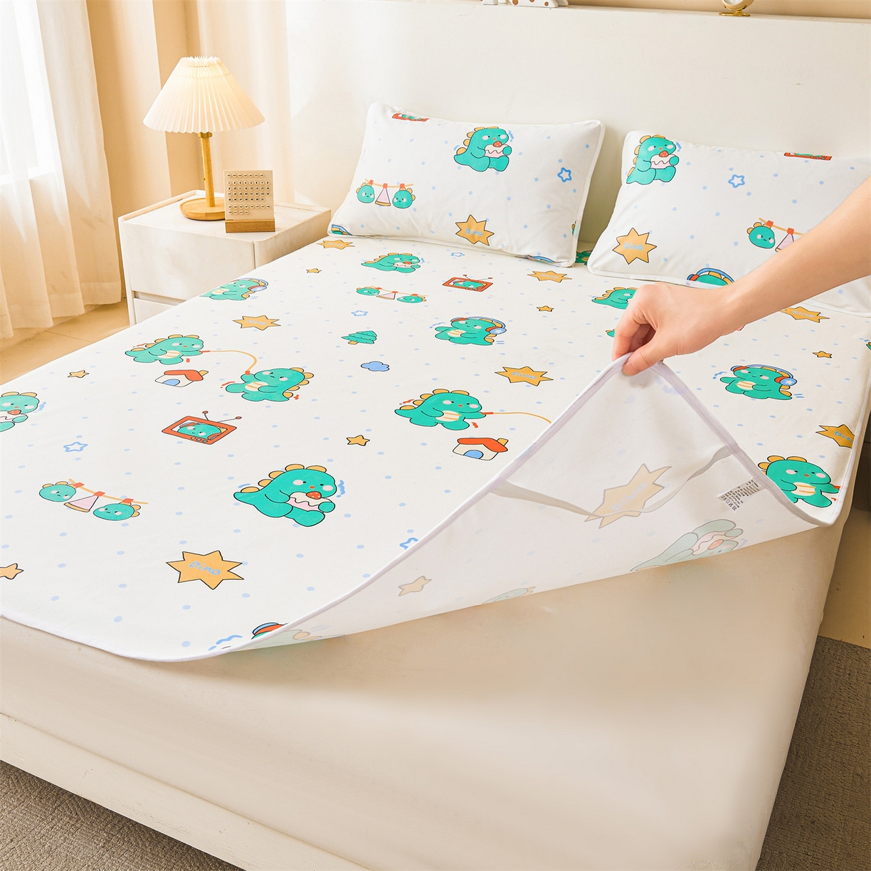 91家纺网 家纺一手货源 找家纺 雯豆家纺 2025新款防水隔尿垫子卡通成人床垫保护罩A类宝宝尿垫 防水隔尿垫-恐龙运动员