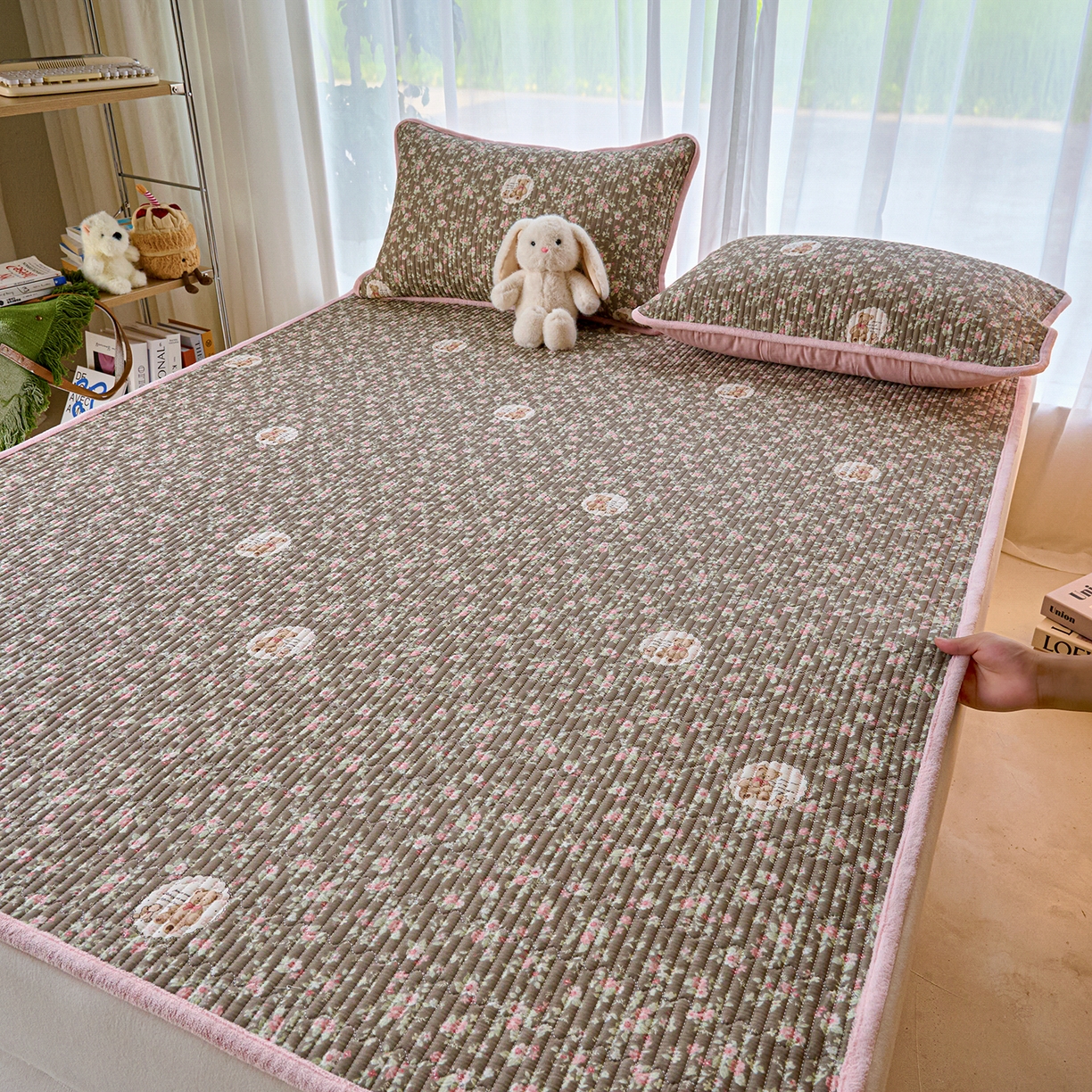 91家纺网 家纺一手货源 找家纺 小叮当家纺仓储工厂店 2025新款棉加绒床垫一面全棉一面牛奶绒床褥垫软床垫床盖四季通用 繁花小熊（A棉B绒）