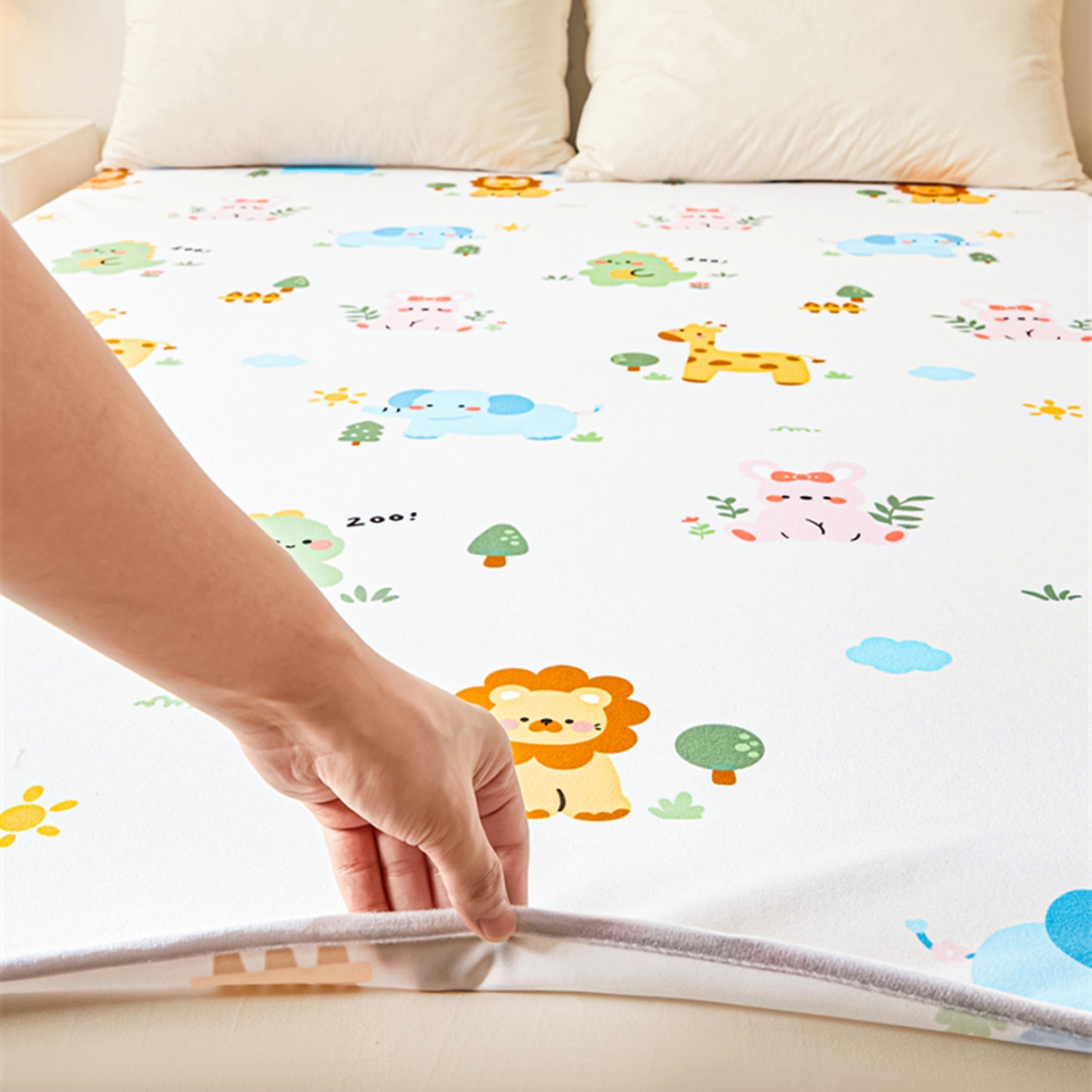 91家纺网 家纺一手货源 找家纺 雯豆家纺 2025新款防水隔尿垫子卡通成人床垫保护罩A类宝宝尿垫 防水隔尿垫-狮子辛巴