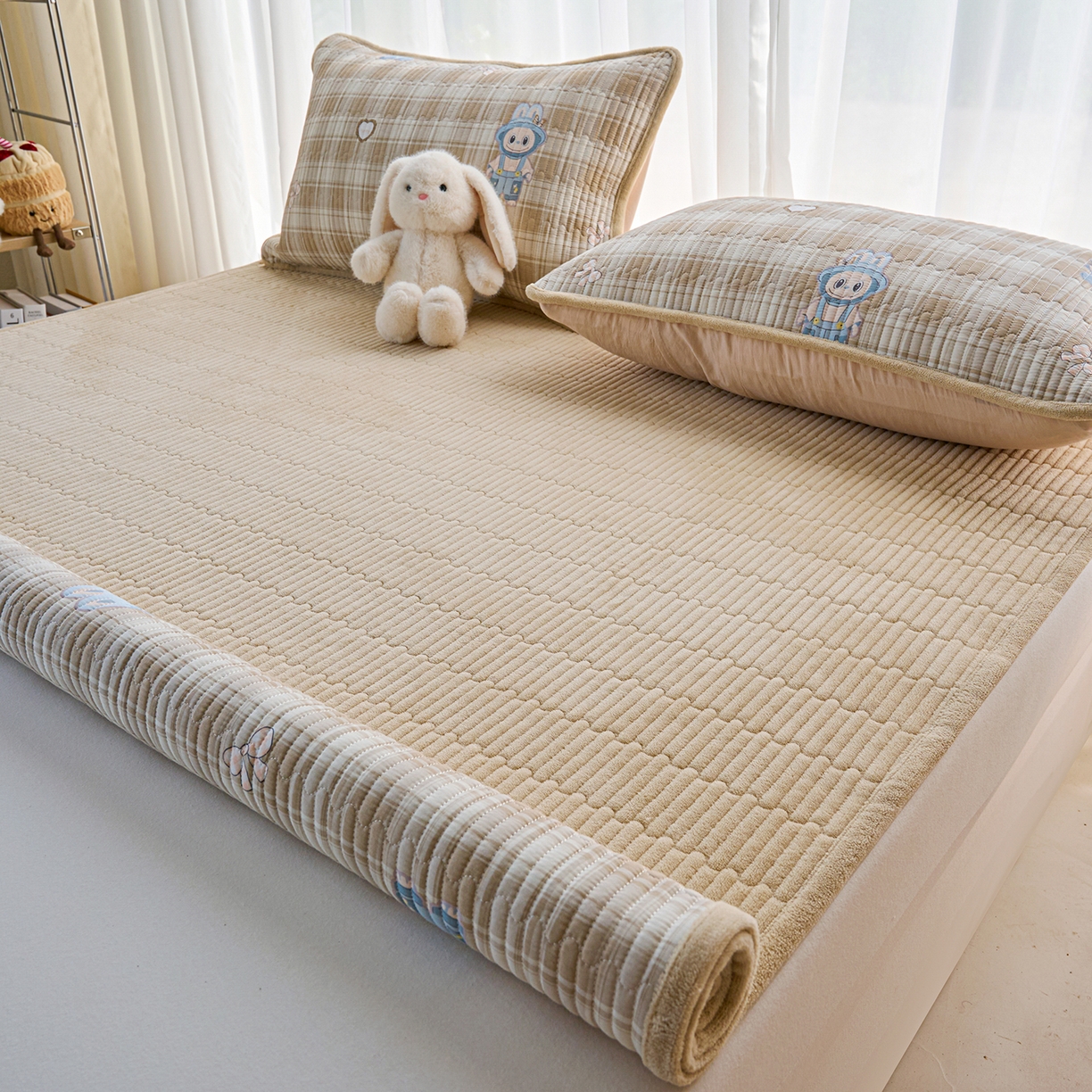 91家纺网 家纺一手货源 找家纺 小叮当家纺仓储工厂店 2025新款棉加绒床垫一面全棉一面牛奶绒床褥垫软床垫床盖四季通用 拉布兔兔（A棉B绒）