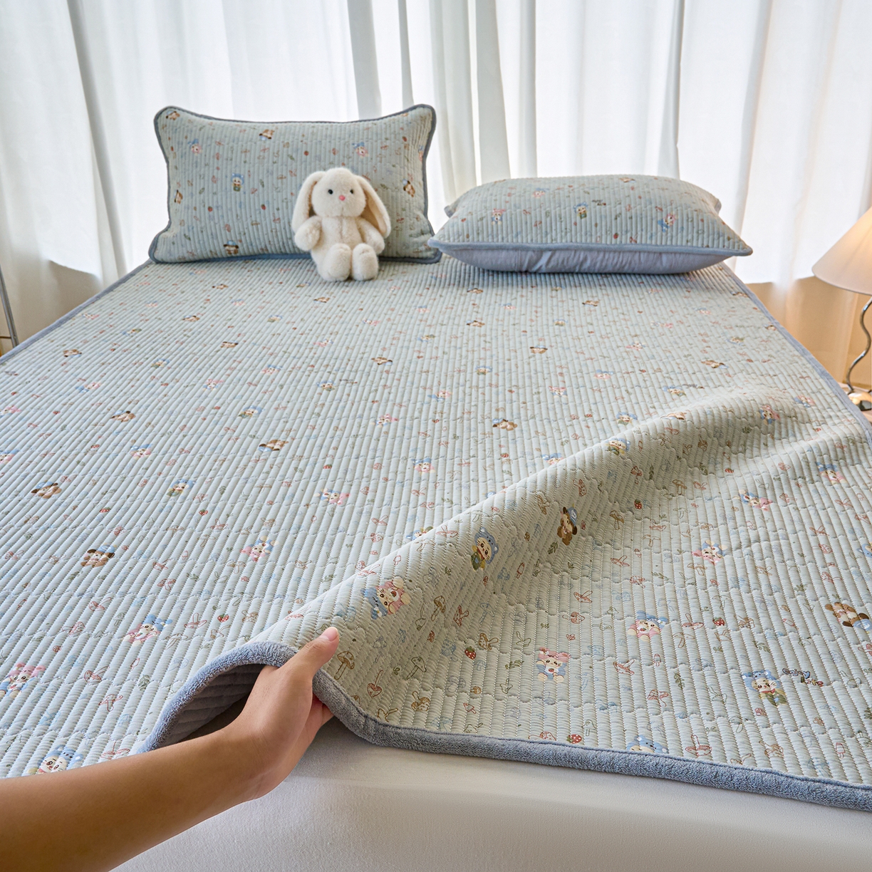 91家纺网 家纺一手货源 找家纺 小叮当家纺仓储工厂店 2025新款棉加绒床垫一面全棉一面牛奶绒床褥垫软床垫床盖四季通用 蘑菇小镇(A棉B绒）