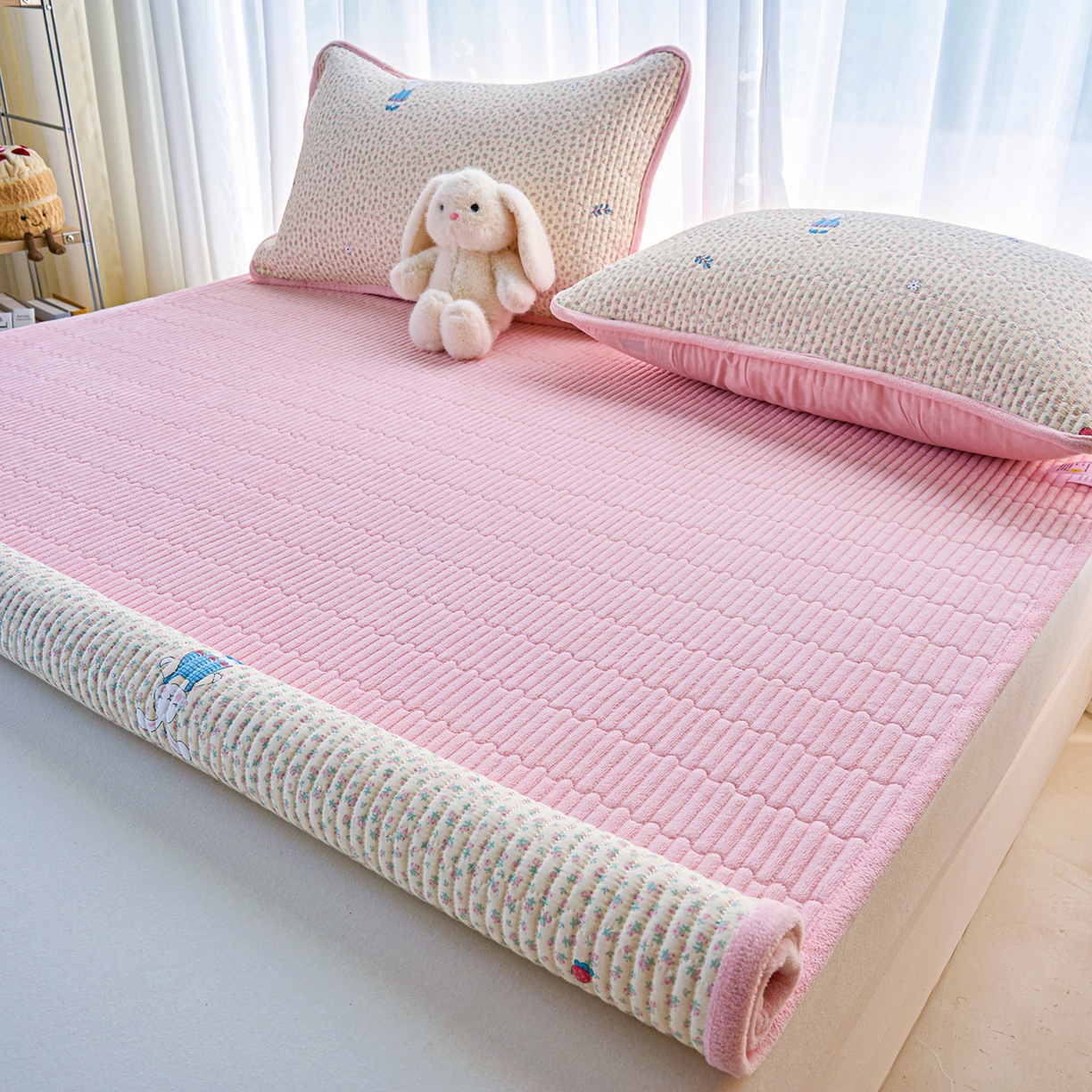 91家纺网 家纺一手货源 找家纺 小叮当家纺仓储工厂店 2025新款棉加绒床垫一面全棉一面牛奶绒床褥垫软床垫床盖四季通用 奶呼小兔（A棉B绒）