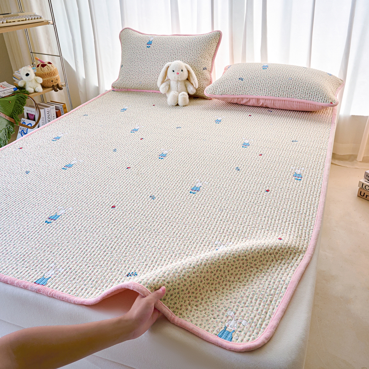 91家纺网 家纺一手货源 找家纺 小叮当家纺仓储工厂店 2025新款棉加绒床垫一面全棉一面牛奶绒床褥垫软床垫床盖四季通用 奶呼小兔（A棉B绒）