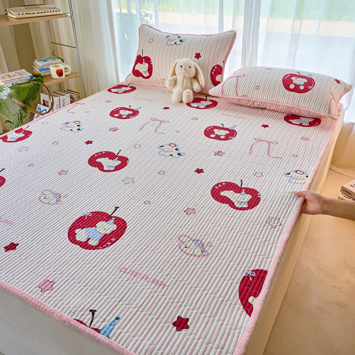 91家纺网 家纺一手货源 找家纺 小叮当家纺仓储工厂店 2025新款棉加绒床垫一面全棉一面牛奶绒床褥垫软床垫床盖四季通用 甜心苹果派（A棉B绒）