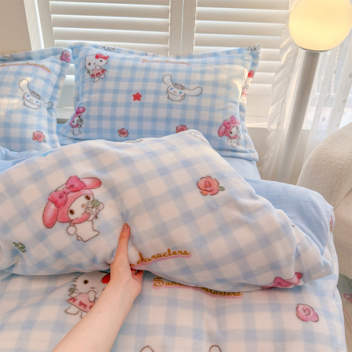 91家纺网 家纺一手货源 找家纺 名兮家居 2025新款经典奥特曼-三丽鸥加厚牛奶绒单被套 蓝格萌宠