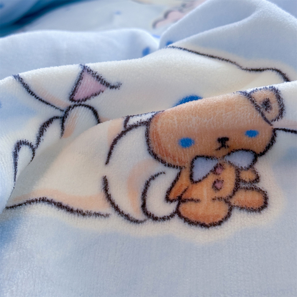 91家纺网 家纺一手货源 找家纺 名兮家居 2025新款经典奥特曼-三丽鸥加厚牛奶绒单被套 甜品大耳狗