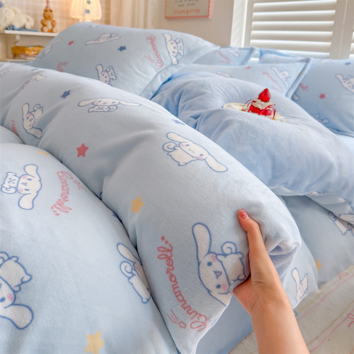 91家纺网 家纺一手货源 找家纺 名兮家居 2025新款经典奥特曼-三丽鸥加厚牛奶绒单被套 星星大耳狗