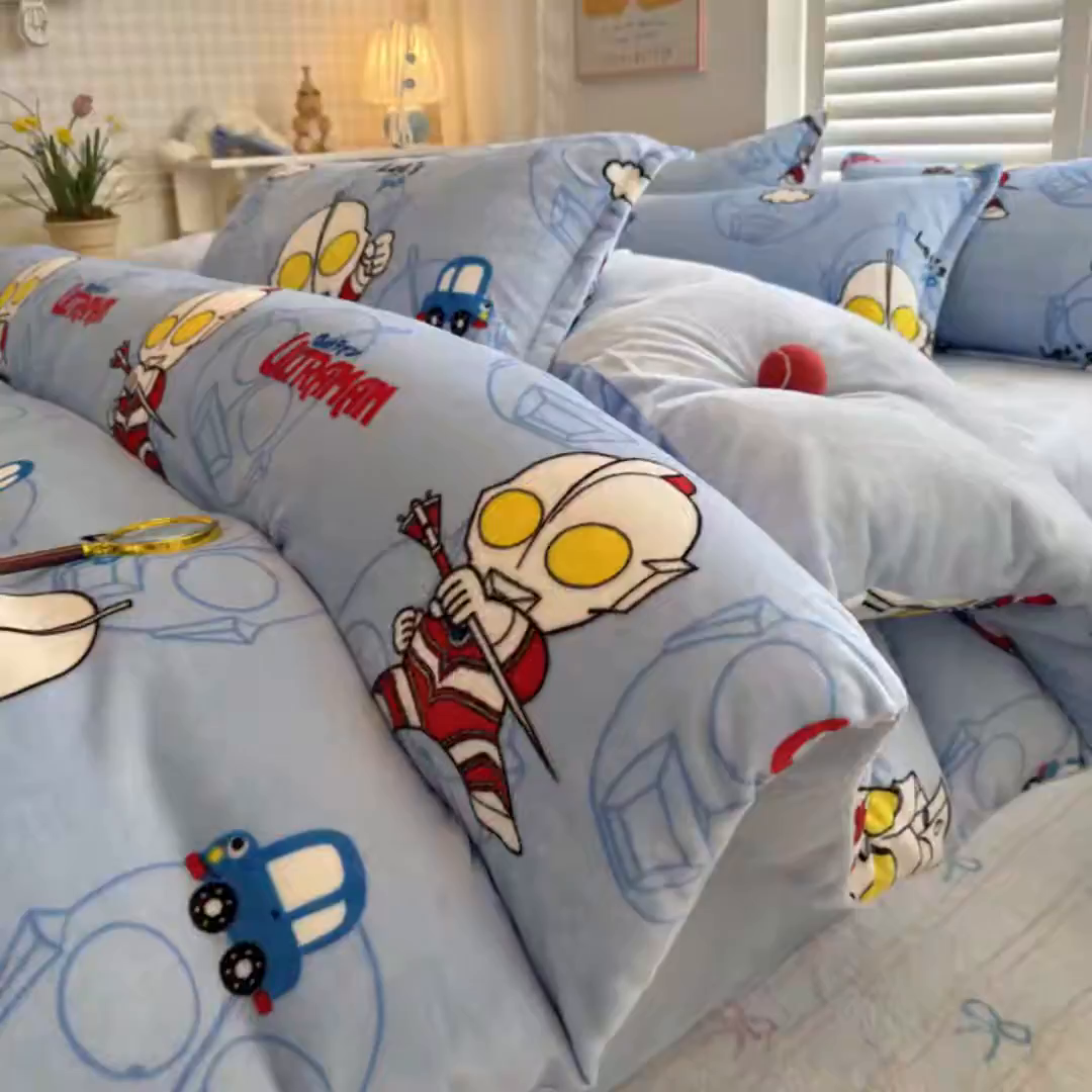 91家纺网 家纺一手货源 找家纺 名兮家居 2025新款经典奥特曼-三丽鸥加厚牛奶绒单被套 云朵奥特曼