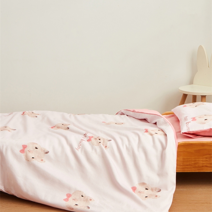 91家纺网 家纺一手货源 找家纺 艾佳宝贝 2025新款A类全棉多功能可拆卸儿童盖毯四季被子 乖萌甜兔