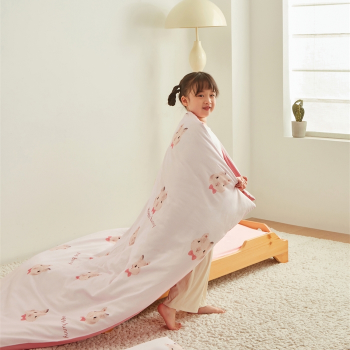 91家纺网 家纺一手货源 找家纺 艾佳宝贝 2025新款A类全棉多功能可拆卸儿童盖毯四季被子 乖萌甜兔