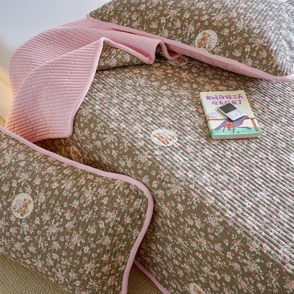 91家纺网 家纺一手货源 找家纺 小叮当家纺仓储工厂店 2025新款A版全棉B版牛奶绒床盖系列单床盖床盖单件 繁华小熊（A棉B绒）