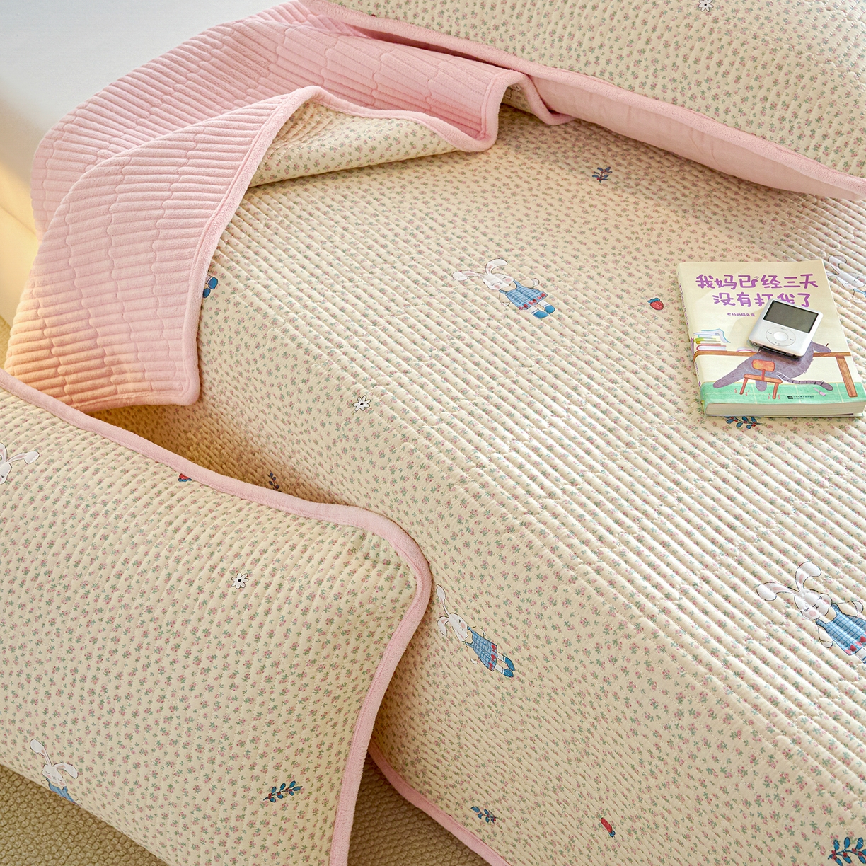 91家纺网 家纺一手货源 找家纺 小叮当家纺仓储工厂店 2025新款A版全棉B版牛奶绒床盖系列单床盖床盖单件 奶呼小兔（A棉B绒）