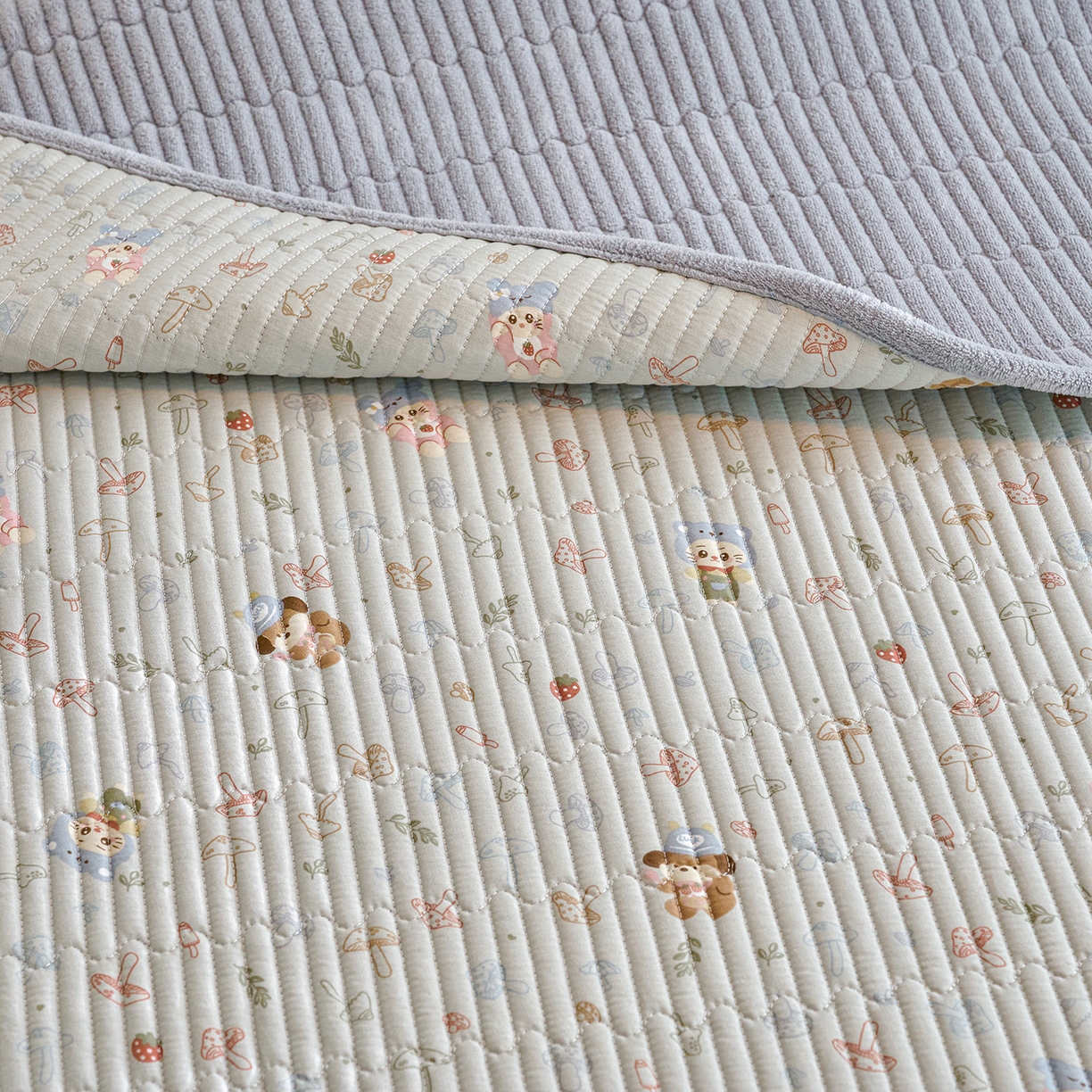 91家纺网 家纺一手货源 找家纺 小叮当家纺仓储工厂店 2025新款A版全棉B版牛奶绒床盖系列单床盖床盖单件 蘑菇小镇（A棉B绒）