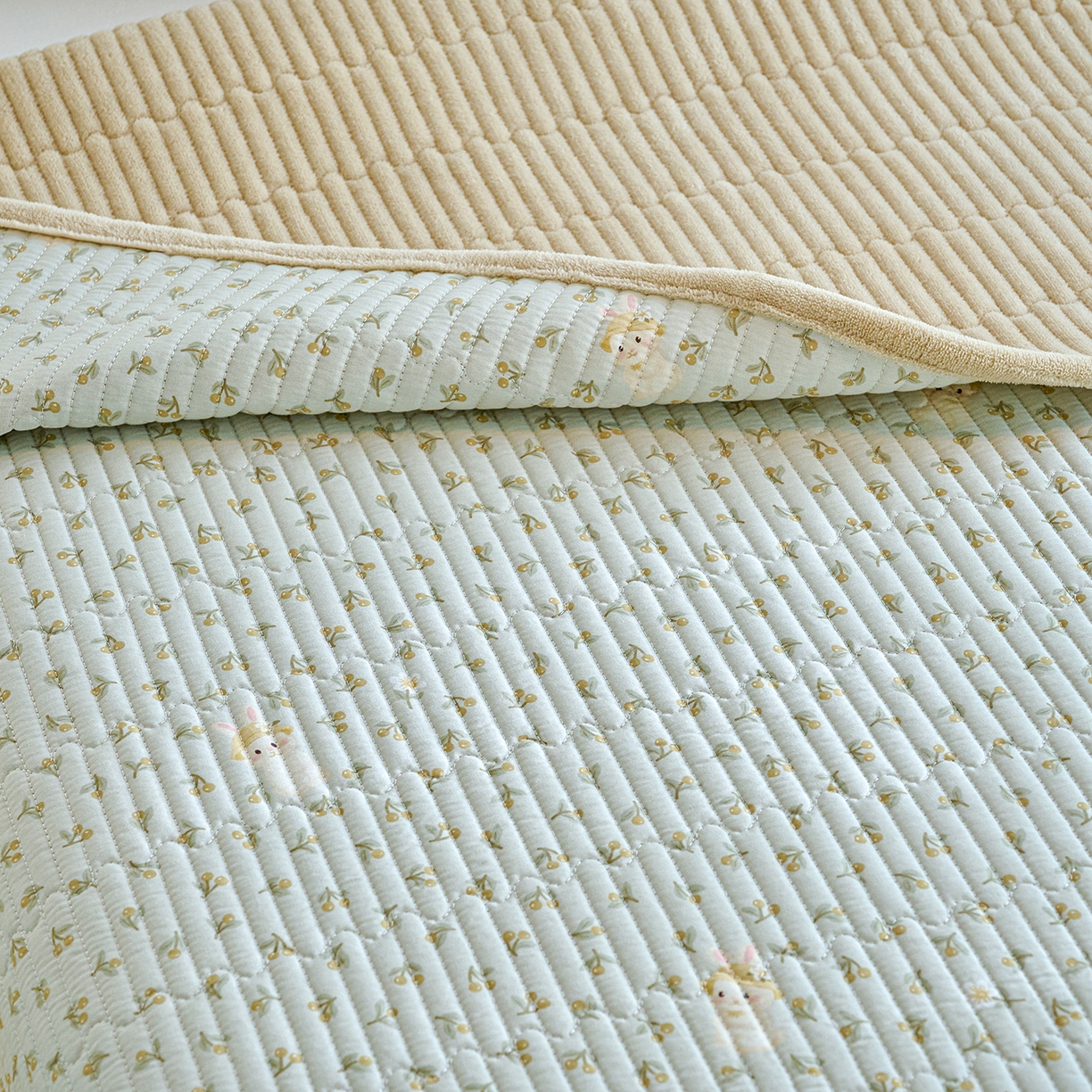 91家纺网 家纺一手货源 找家纺 小叮当家纺仓储工厂店 2025新款A版全棉B版牛奶绒床盖系列单床盖床盖单件 春游兔兔（A棉B绒）