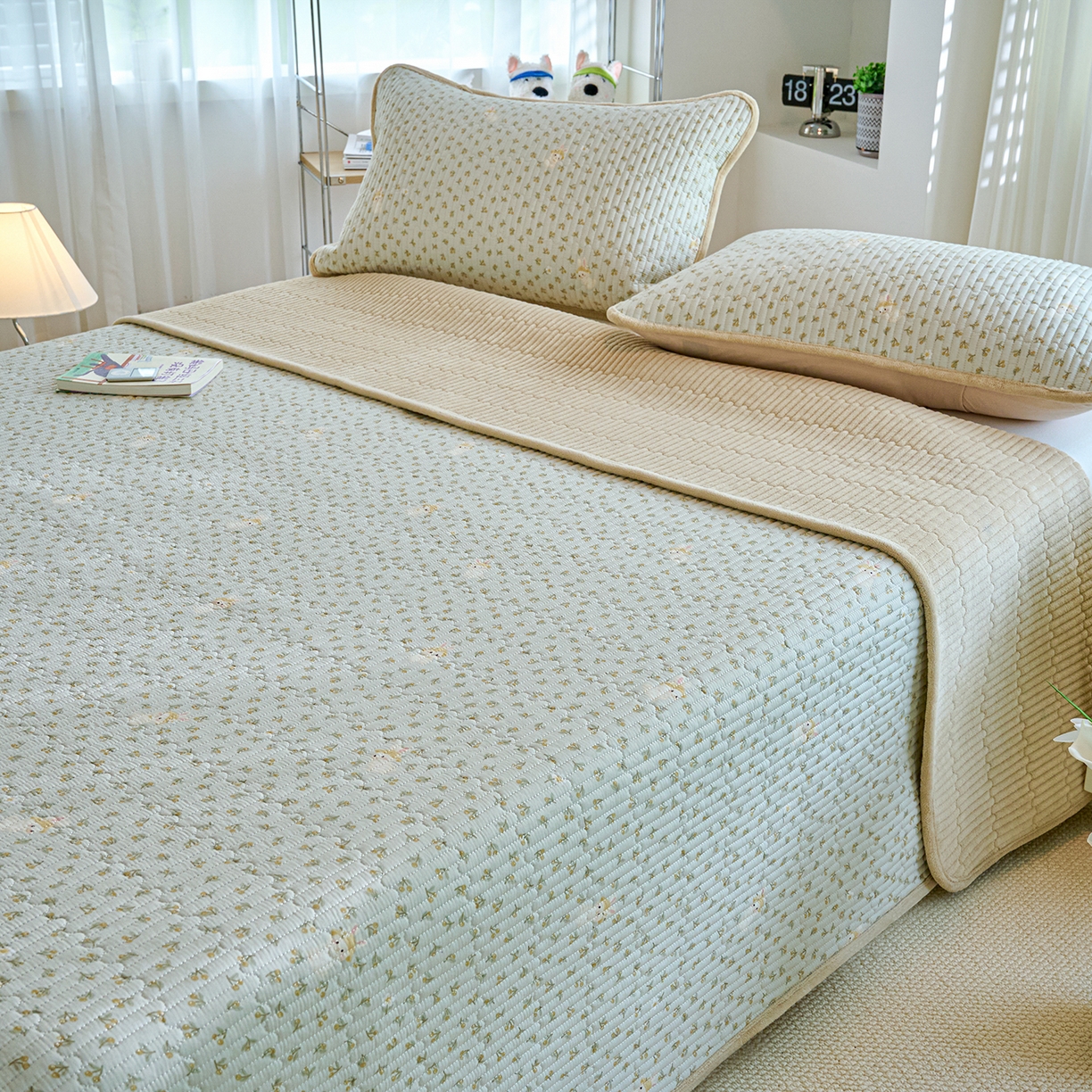 91家纺网 家纺一手货源 找家纺 小叮当家纺仓储工厂店 2025新款A版全棉B版牛奶绒床盖系列单床盖床盖单件 春游兔兔（A棉B绒）