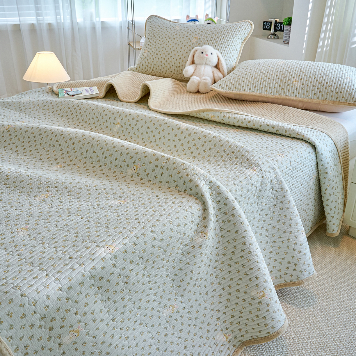 91家纺网 家纺一手货源 找家纺 小叮当家纺仓储工厂店 2025新款A版全棉B版牛奶绒床盖系列单床盖床盖单件 春游兔兔（A棉B绒）