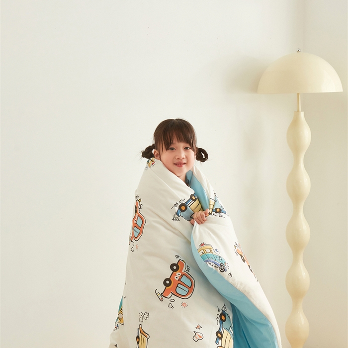 91家纺网 家纺一手货源 找家纺 艾佳宝贝 2025新款A类全棉多功能可拆卸儿童盖毯四季被子 巴士汽车