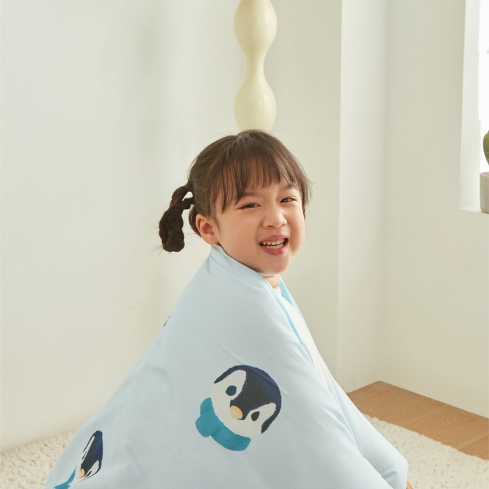 91家纺网 家纺一手货源 找家纺 艾佳宝贝 2025新款A类全棉多功能可拆卸儿童盖毯四季被子 乖萌小企鹅