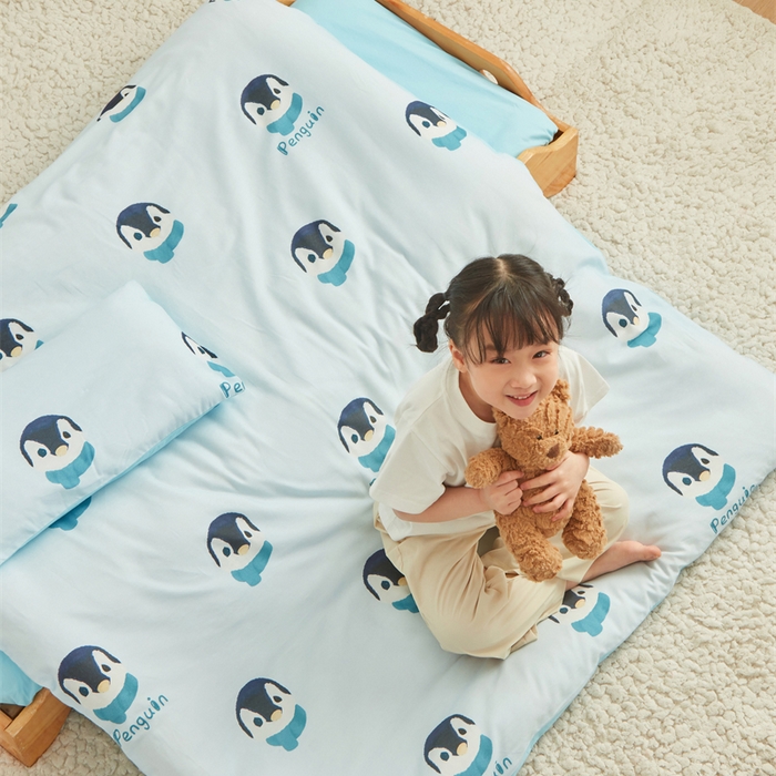 91家纺网 家纺一手货源 找家纺 艾佳宝贝 2025新款A类全棉多功能可拆卸儿童盖毯四季被子 乖萌小企鹅
