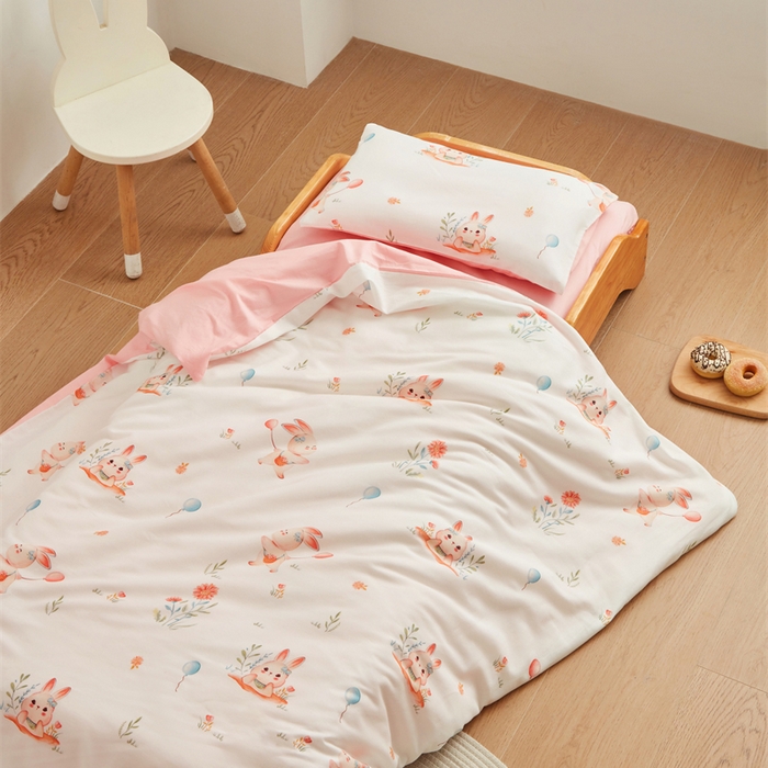 91家纺网 家纺一手货源 找家纺 艾佳宝贝 2025新款A类全棉多功能可拆卸儿童盖毯四季被子 春日游玩