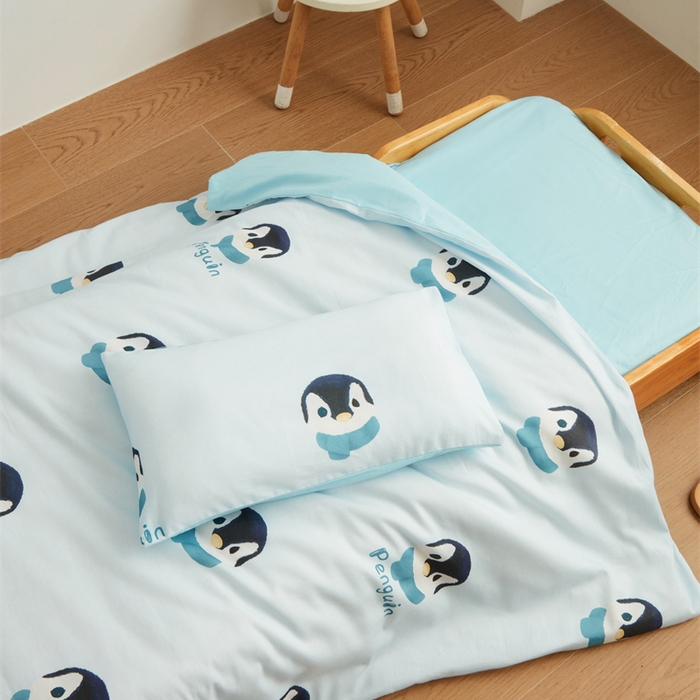 91家纺网 家纺一手货源 找家纺 艾佳宝贝 2025新款A类全棉多功能可拆卸儿童盖毯四季被子 乖萌小企鹅