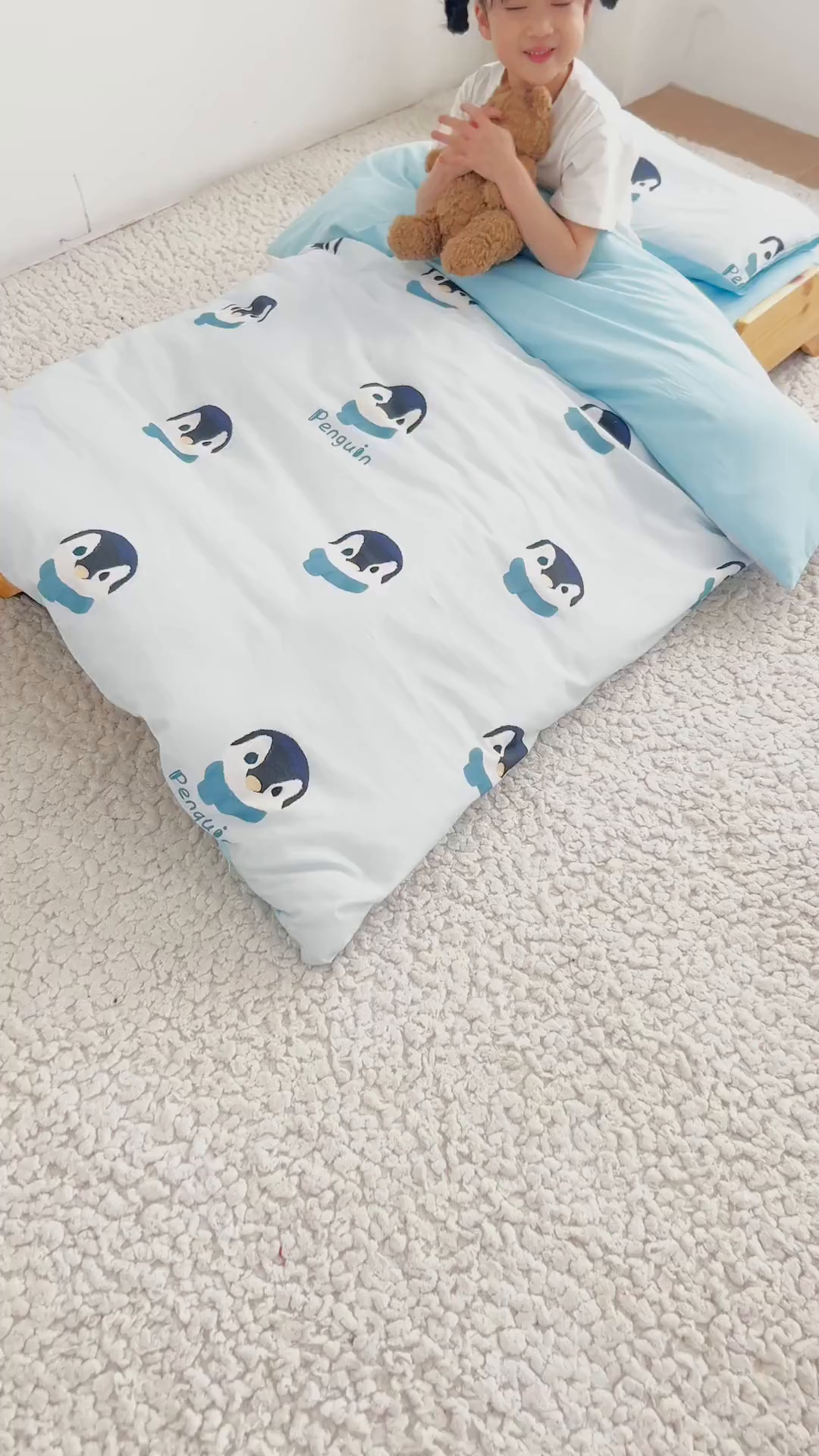 91家纺网 家纺一手货源 找家纺 艾佳宝贝 2025新款A类全棉多功能可拆卸儿童盖毯四季被子 乖萌小企鹅