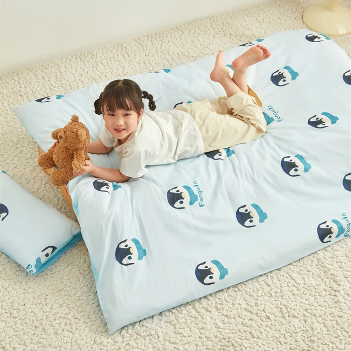91家纺网 家纺一手货源 找家纺 艾佳宝贝 2025新款A类全棉多功能可拆卸儿童盖毯四季被子 乖萌小企鹅