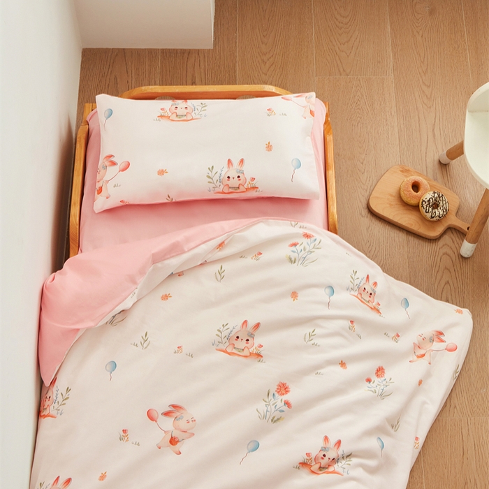 91家纺网 家纺一手货源 找家纺 艾佳宝贝 2025新款A类全棉多功能可拆卸儿童盖毯四季被子 春日游玩